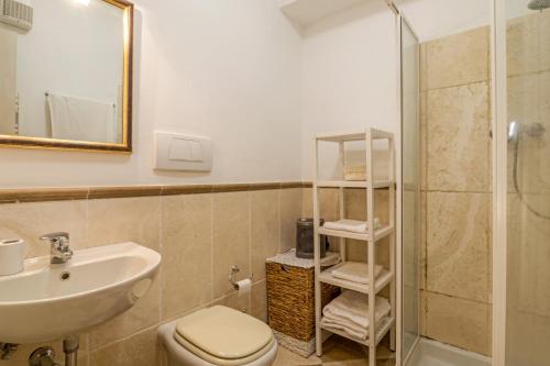 阿雷佐Residence Gello的一间带水槽、卫生间和淋浴的浴室