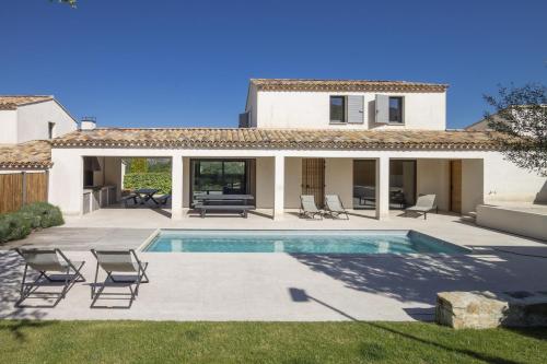 马洛塞讷Villa la Provenca -Architectural House的一座带游泳池和房子的别墅