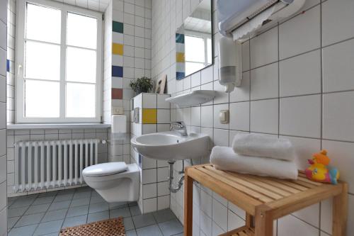 特里尔Kolping Hostel Trier im Warsberger Hof的白色的浴室设有水槽和卫生间。