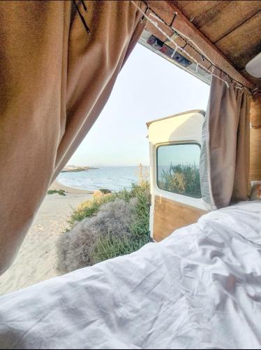 罗萨里奥港Gipsy Van Fuerteventura的一间卧室配有一张床,享有海滩美景