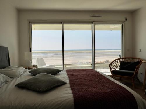 勒图凯-巴黎普拉日Appart T4 lumineux avec terrasse vue mer的一间卧室设有一张床,享有海景