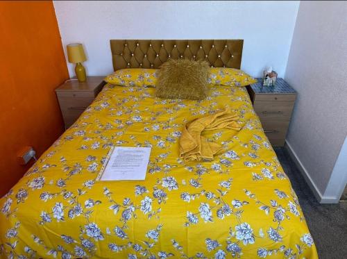 克劳利Quick Stop Night Stay - Gatwick的一张黄色床罩,上面有鲜花