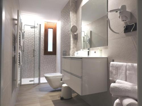 奥尔迪诺Apartaments Turistics El Buner的白色的浴室设有卫生间和水槽。