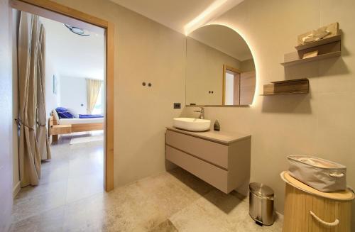 茨雷斯Rooms Salvia的一间带水槽和镜子的浴室