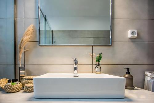 拉基索拉Aristotelis Apartment Lakithra-Alexandra的浴室设有白色水槽和镜子