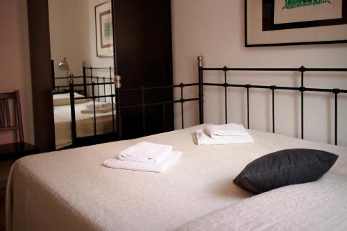 博萨Sardinian Gallery Corso的一间卧室配有带毛巾和镜子的床