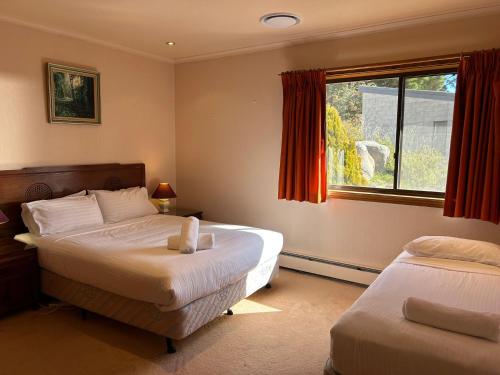 金德拜恩Top Deck by Kristall Apartments的一间卧室设有两张床和窗户。
