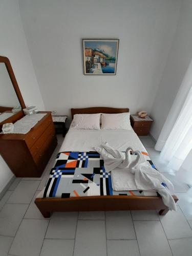尼坡帝Maisonette Basilissa的一间卧室配有一张床铺,床上有毯子