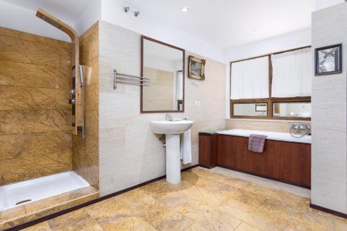 拉奥利瓦Home2Book Ocean Surf House Fuerteventura的一间带水槽和淋浴的浴室