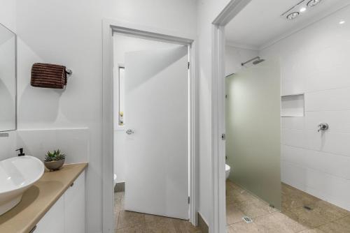 罗布Bright & Easy - Address is 7 Cobb & C Way Pet Friendly Inside的白色的浴室设有水槽和卫生间。