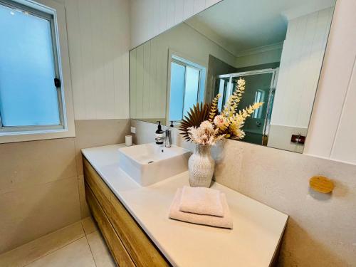 罗布Bluebird Days - Pet Friendly的浴室设有白色水槽和镜子