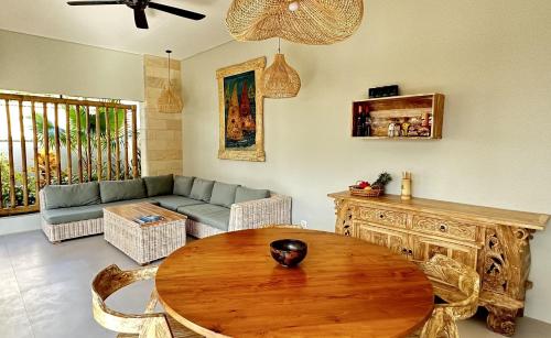 塞隆贝拉纳克Pandan Villas的客厅配有木桌和沙发