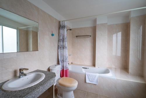 茶云莱海滩查汶海塔拉酒店的浴室配有盥洗盆、卫生间和浴缸。