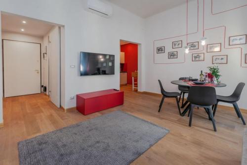 热那亚Casa Picasso的客厅配有桌椅和电视。
