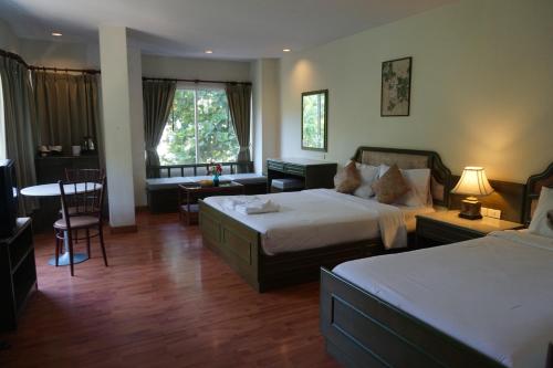 茶云莱海滩查汶海塔拉酒店的酒店客房带两张床和一个客厅