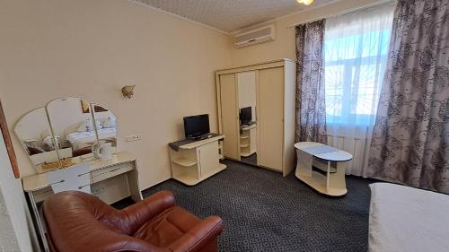 陶格夫匹尔斯Saules rati的酒店客房带椅子和镜子