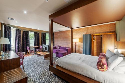 谢菲尔德拉特兰酒店的酒店客房设有床和客厅。
