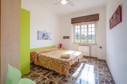 加利亚诺德尔卡波Casa Libeccio的一间卧室设有一张床和绿色的墙壁