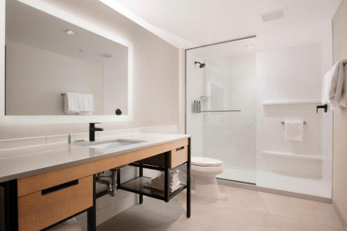 克莱顿Residence Inn by Marriott St Louis Clayton的白色的浴室设有水槽和卫生间。