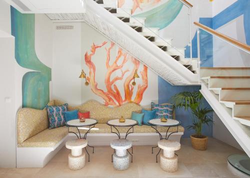 塔里法El Escondite Tarifa的带沙发和水下壁画的客厅