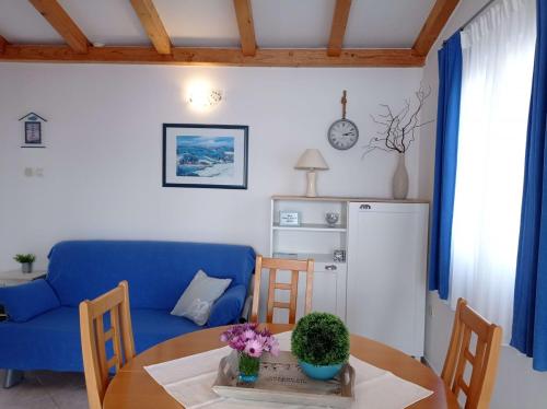 维斯APARTMENTS VIS BY THE SEA的客厅配有蓝色的沙发和桌子