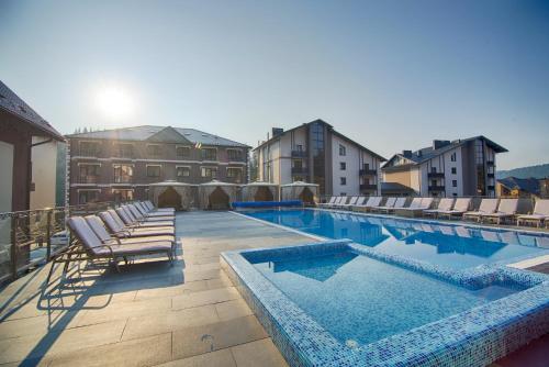 布克维MK Resort (ex. Magiya Karpat)的大楼内带躺椅的大型游泳池