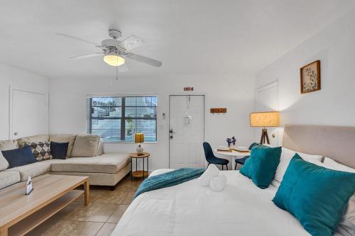 好莱坞Waves On Desoto 1- Bedroom Rental Unit With Pool的客厅配有床和沙发