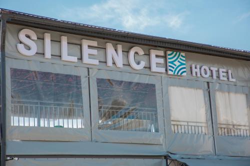 乔尔蓬阿塔Silence hotel的大楼顶部奶酪酒店标志