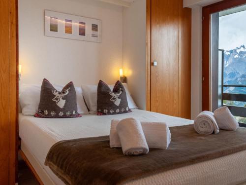 南达克里斯提尼亚一号G8公寓的卧室配有带枕头的床铺和窗户。