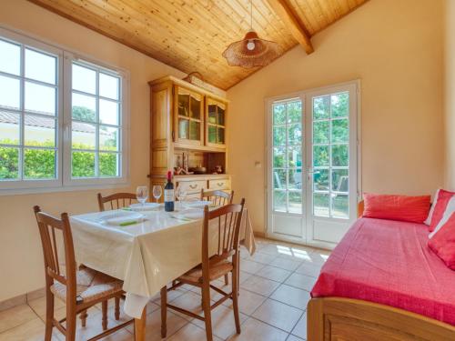 蒙塔利韦莱班Holiday Home La Bruyère - MVT220 by Interhome的厨房以及带桌子和床的用餐室。