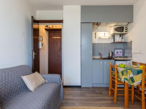 塞尼奥斯Apartment Trinquart-1 by Interhome的带沙发和桌子的客厅以及厨房。
