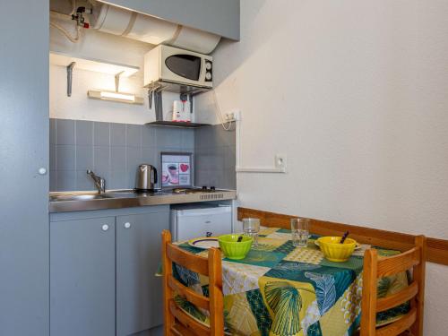 塞尼奥斯Apartment Trinquart-1 by Interhome的小厨房配有带桌布的桌子