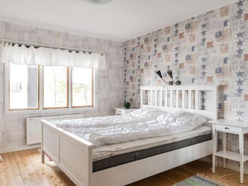 KopparbergChalet Löaborn by Interhome的白色的卧室设有一张白色大床和一个窗户。
