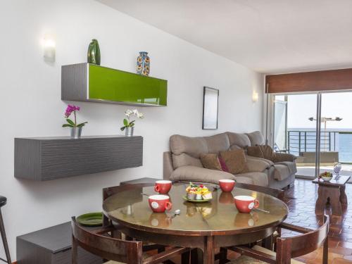 普拉加德阿罗Apartment Fanals-2 by Interhome的客厅配有桌子和沙发