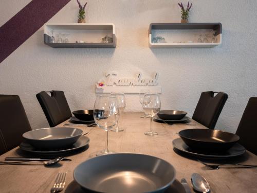 迪蒂斯豪森Apartment F 96 by Interhome的一张木桌,上面放有盘子和酒杯