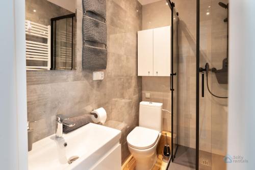 格丁尼亚Uroda Morza by 3City Rentals的浴室配有卫生间、盥洗盆和淋浴。