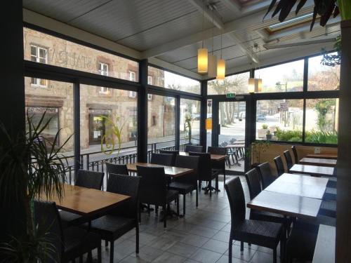 拉卡努尔格斯塔迪勒酒店的餐厅设有桌椅和窗户。
