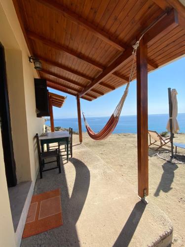 加夫多斯岛Gavdos Panorama的海滩上带桌子和吊床的庭院