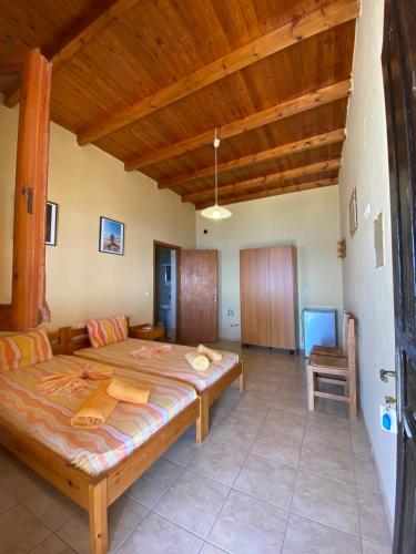 加夫多斯岛Gavdos Panorama的一间卧室设有一张大床和木制天花板