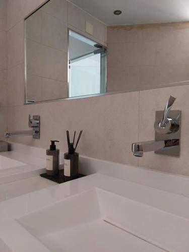 萨拉戈萨Loft luminoso y céntrico的一间带水槽和镜子的浴室