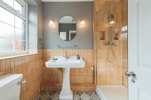 斯蒂夫尼奇红包农舍的一间带水槽和镜子的浴室