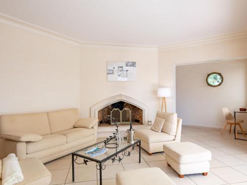圣艾格夫Villa Les Dauphins by Interhome的客厅配有白色家具和壁炉