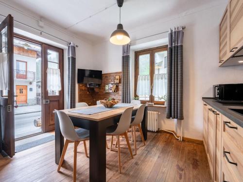 普拉利Apartment Il Fior di Neve by Interhome的厨房以及带桌椅的用餐室。