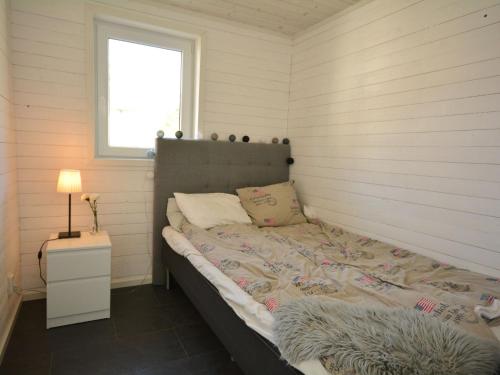 梅尔比斯特兰德Apartment Åmot höjden - HAL030 by Interhome的一间小卧室,配有一张带窗户的床