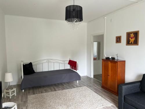 科科拉Apartment Huvilakatu的客厅配有床和沙发