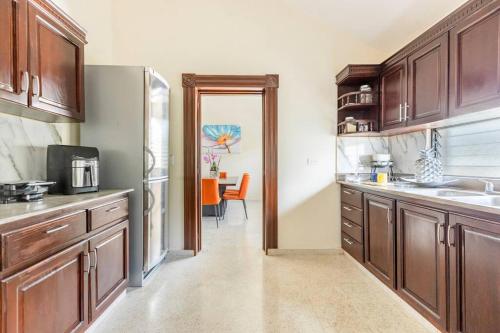 圣斐利-银港Paramount Views的厨房配有木制橱柜和冰箱。