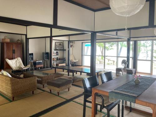 Kitsuki奈多みどり荘 Nada Beach House的客厅配有桌椅