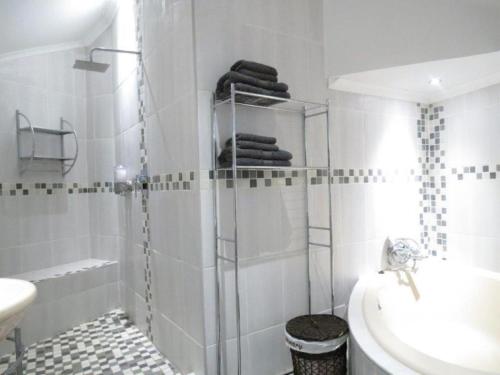 比勒陀利亚Bushmans Rock的带淋浴、卫生间和盥洗盆的浴室
