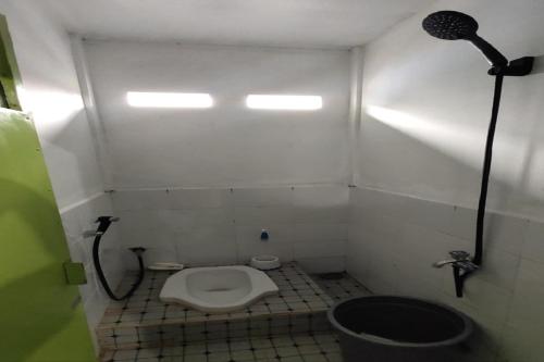 北干巴鲁SPOT ON 92599 Pondok Anggrek Syariah的一间带卫生间和淋浴的小浴室