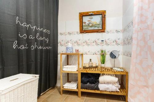 PacovChalupa Kámen的浴室设有黑色淋浴帘和带毛巾的架子。